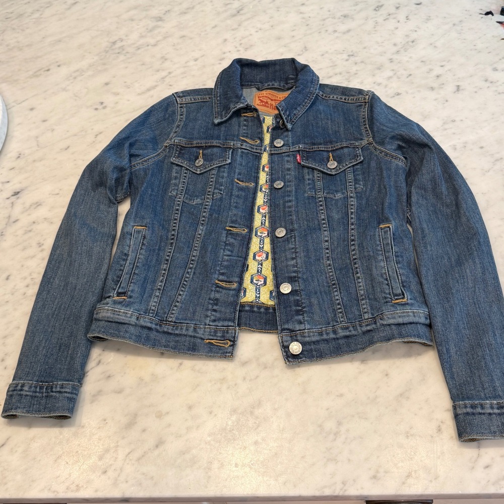 Levis Womens Small Blue Denim Trucker Jacket Embroidered Dragon Back Patch